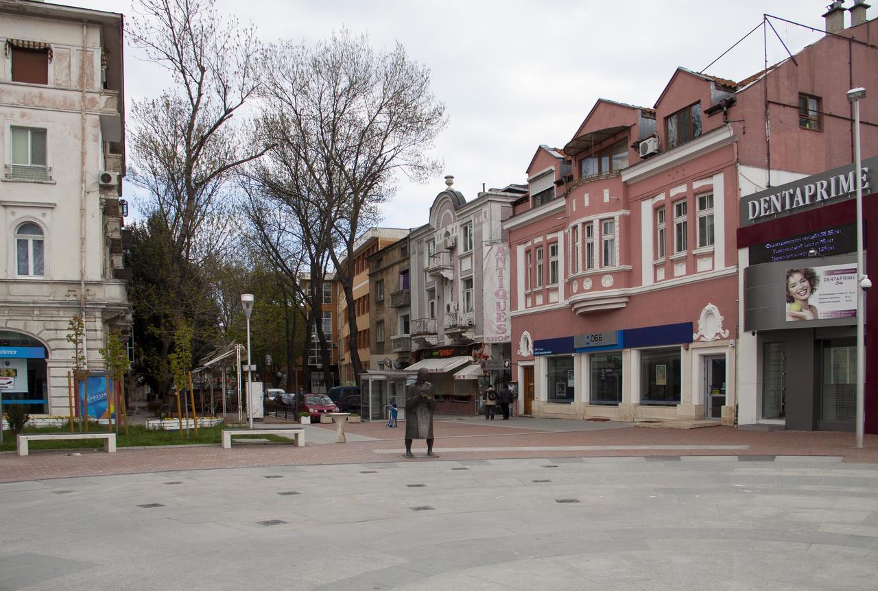 Gagarin House Hostel Varna Bagian luar foto